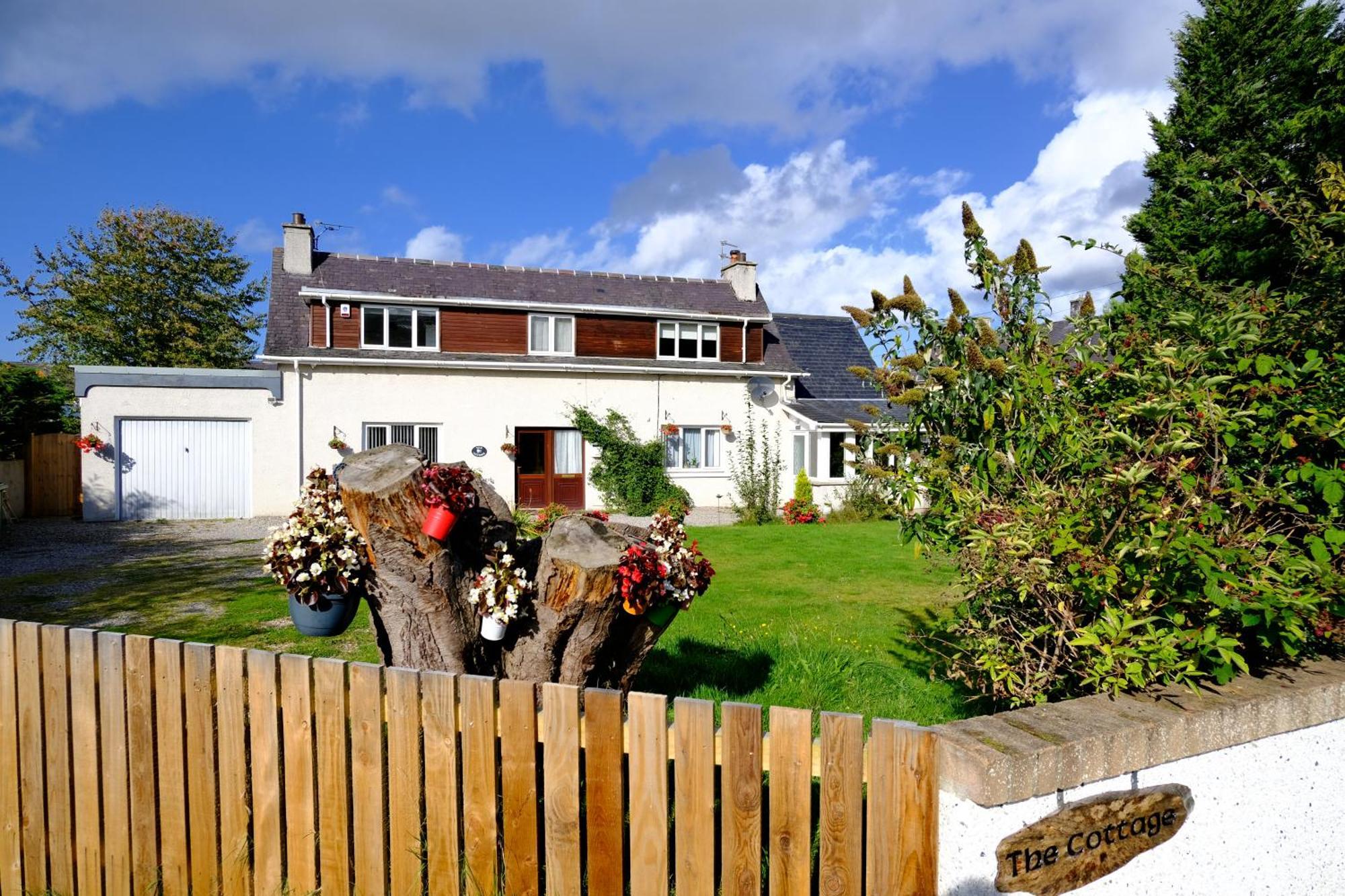 Lovely 1-Bedroom Apartment With Free Parking Inverness Bagian luar foto